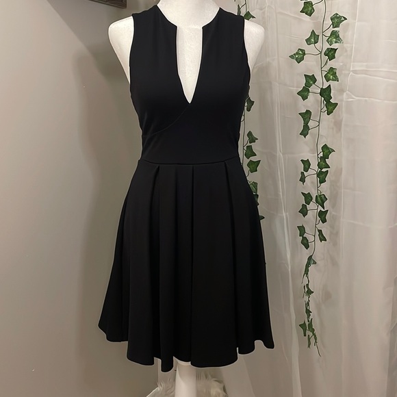 🚨🚨ON SALE FOR TONIGHT!WINDSOR LITTLE BLACK DRESS • SIZE SMALL • NEW WITH TAGS🚨🚨 - Picture 1 of 7